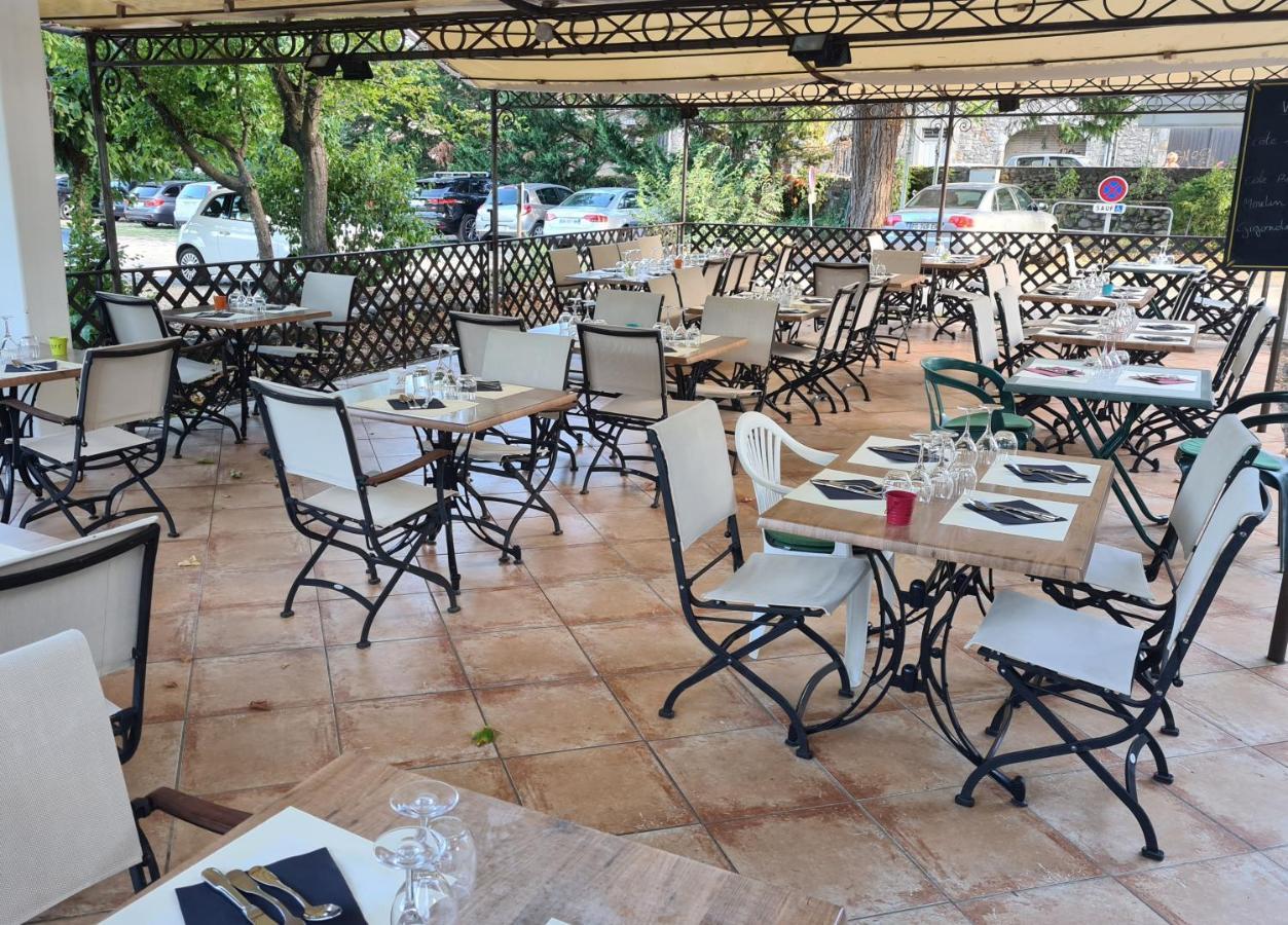 ז'ואיוז Logis Hotel Restaurant Les Cedres מראה חיצוני תמונה