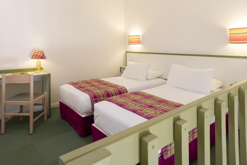 ז'ואיוז Logis Hotel Restaurant Les Cedres מראה חיצוני תמונה