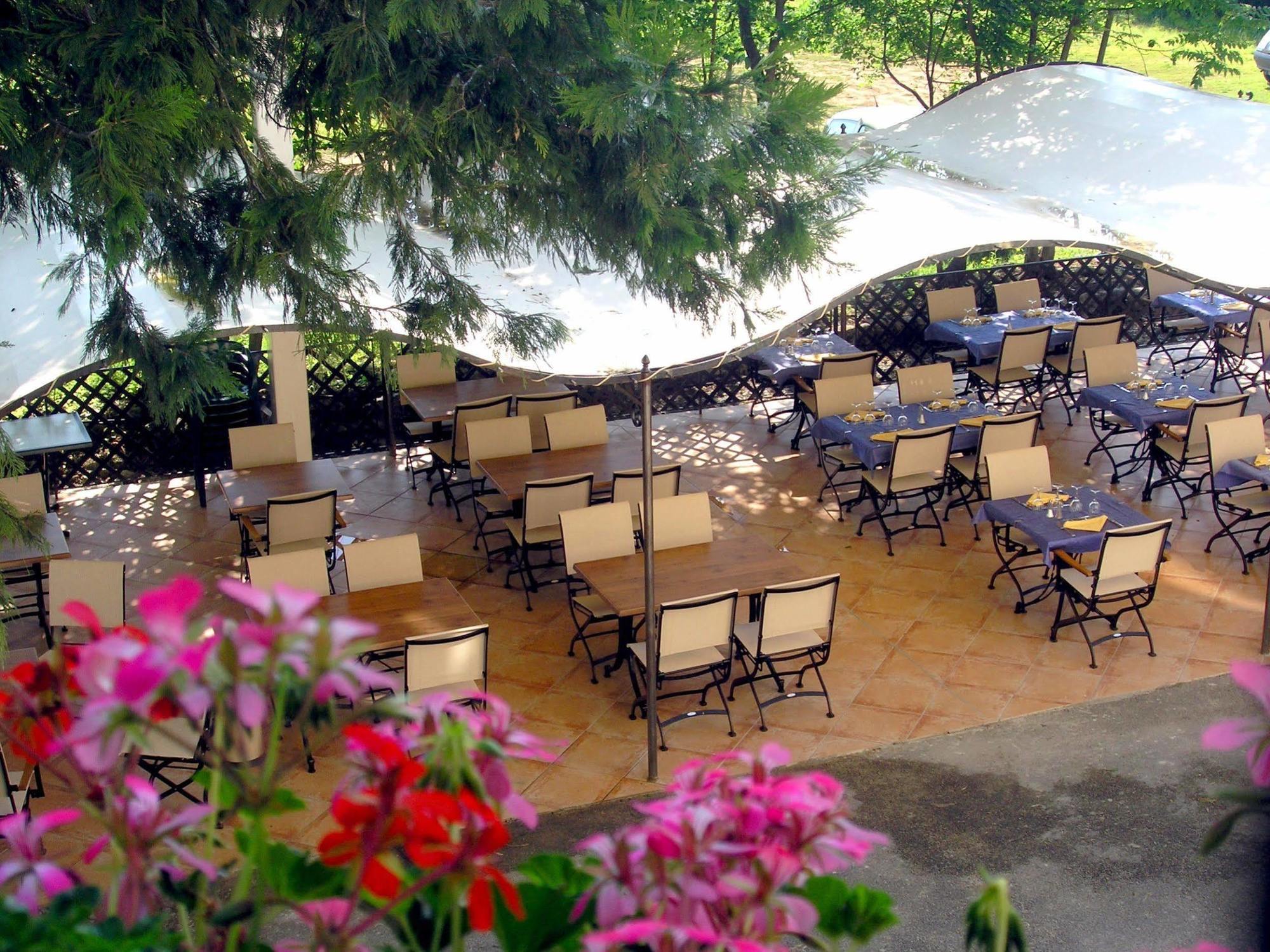 ז'ואיוז Logis Hotel Restaurant Les Cedres מראה חיצוני תמונה