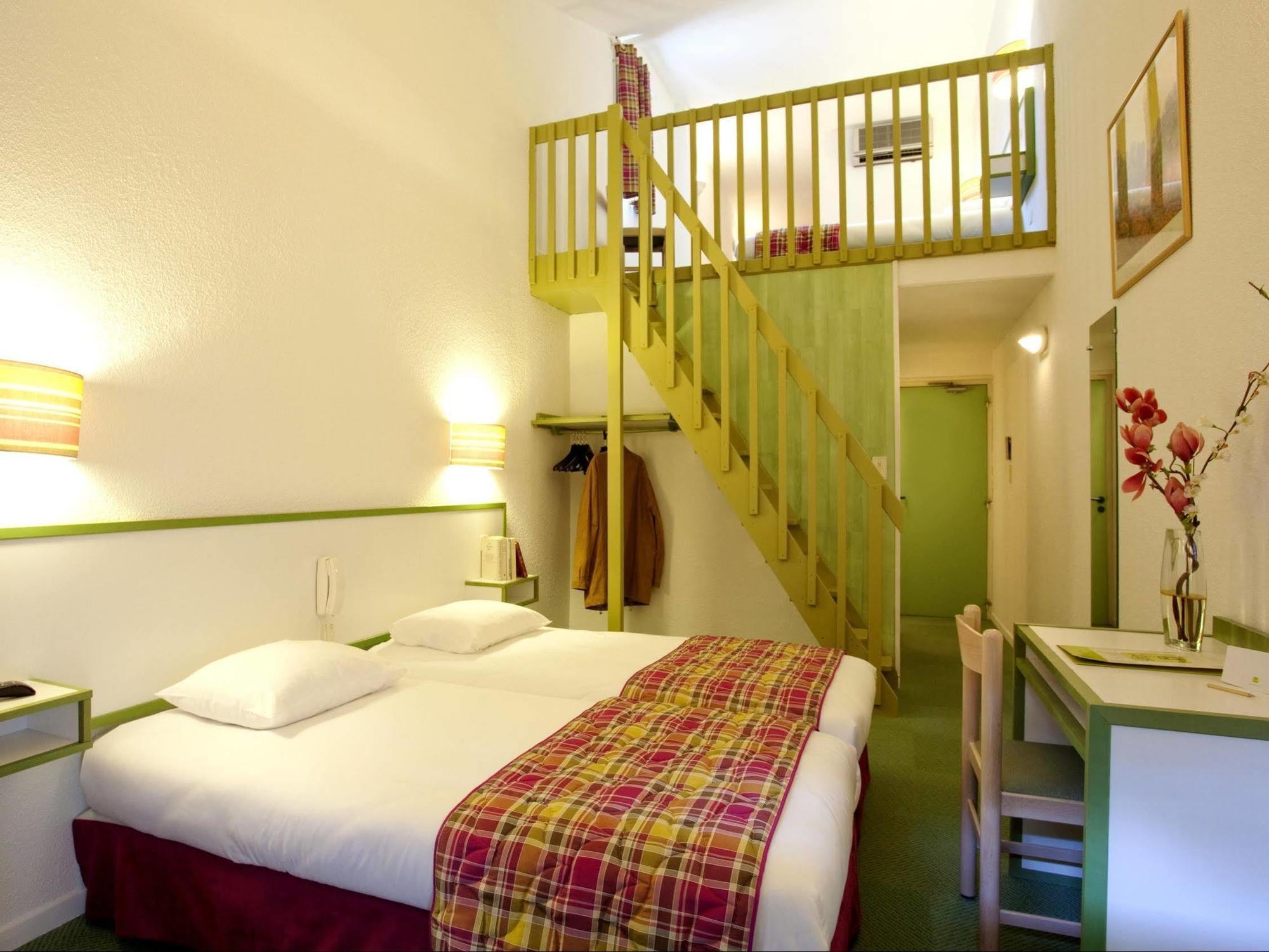 ז'ואיוז Logis Hotel Restaurant Les Cedres מראה חיצוני תמונה