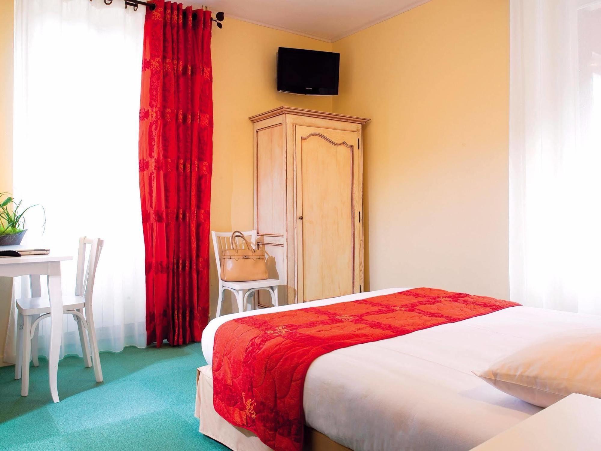 ז'ואיוז Logis Hotel Restaurant Les Cedres מראה חיצוני תמונה