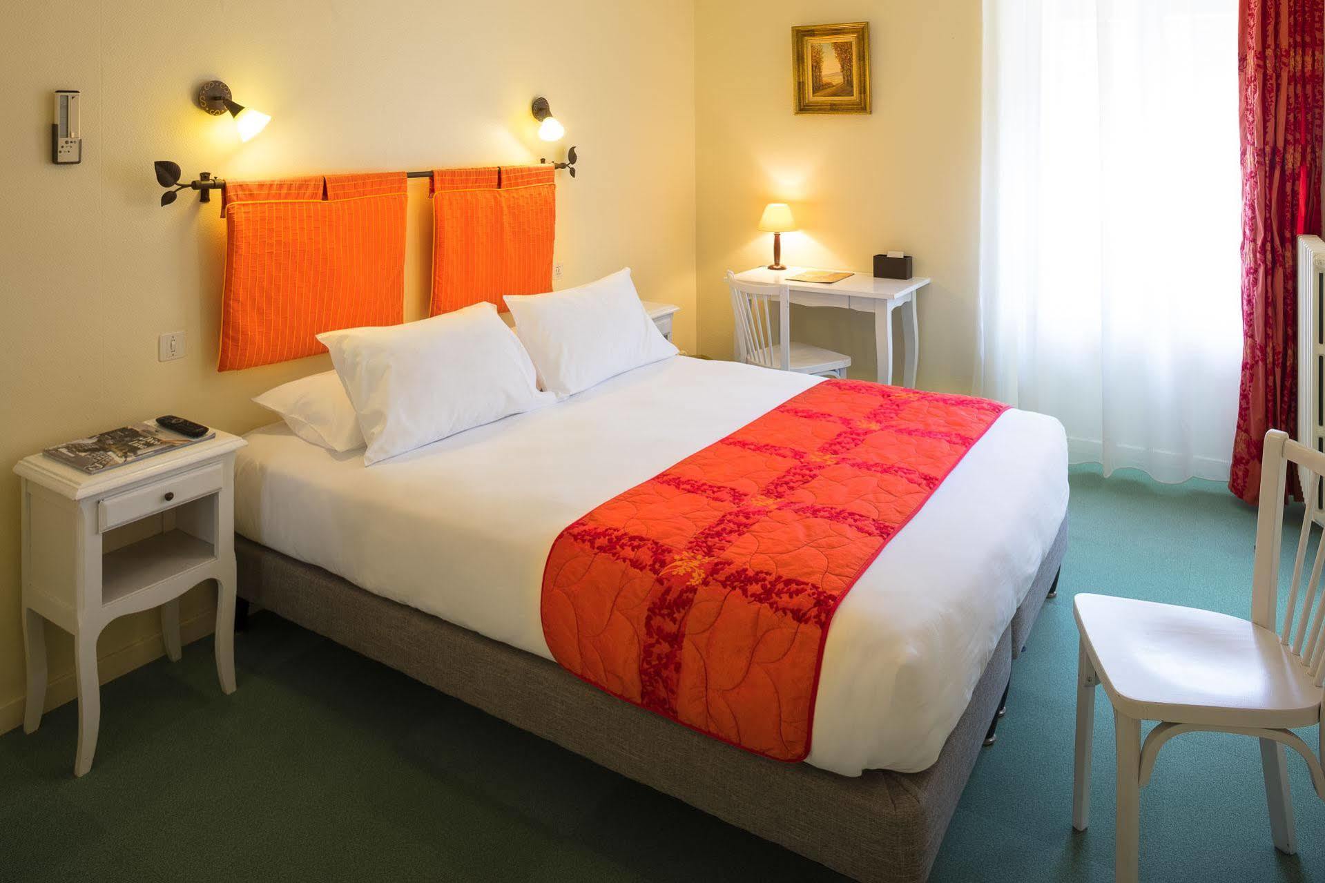 ז'ואיוז Logis Hotel Restaurant Les Cedres מראה חיצוני תמונה